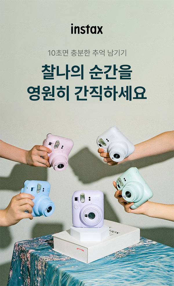 여러 색상의 instax 즉석카메라를 손에 들고 있는 모습으로, 브랜드 추천 상품을 소개하는 배너