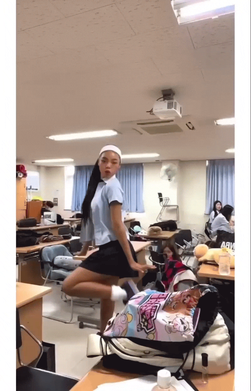 고등학교 교실에서 학생이 콘텐츠를 촬영하고 있는 모습