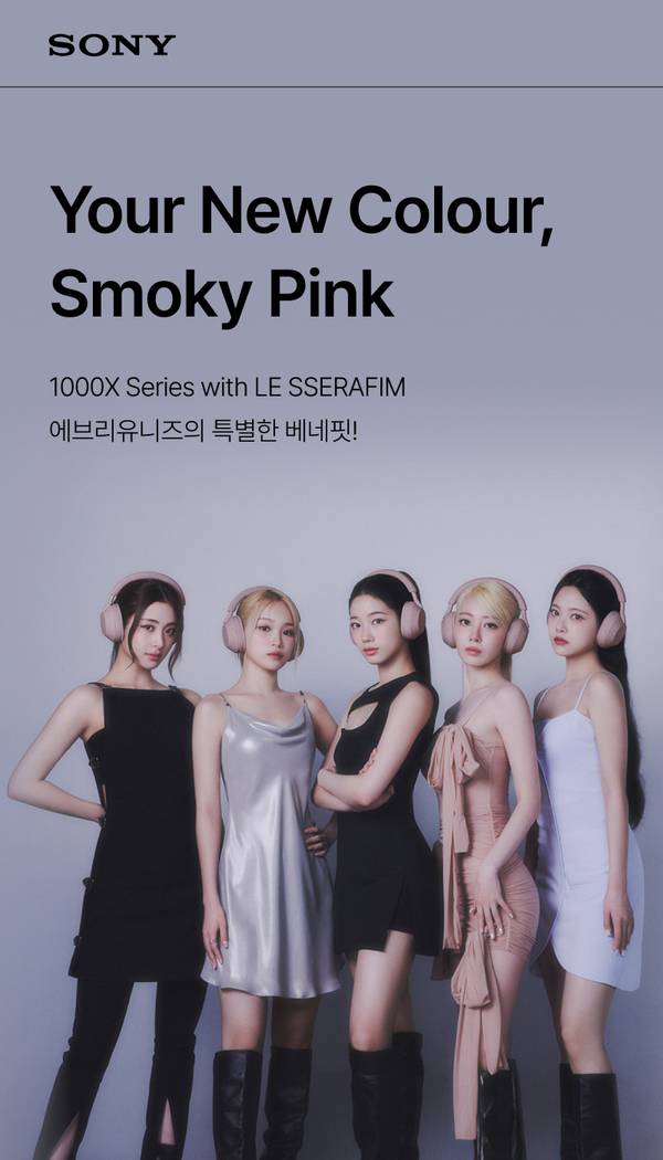 소니 1000X 시리즈 스모키 핑크 헤드폰을 착용한 다섯 명의 모델을 소개하는 배너